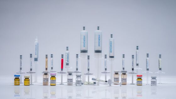 Optimal doku entegrasyonu ve uzun süreli hidrasyon etkileri sunan, çapraz bağlı viskoelastik Hyaluronik Asit dermal dolgu